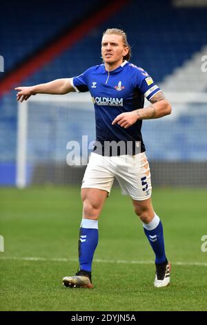 OLDHAM, ANGLETERRE. 26 DÉCEMBRE photo de l'action d'Oldham Athletic Carl Piergianni lors du match Sky Bet League 2 entre Oldham Athletic et Harrogate Town à Boundary Park, Oldham, le samedi 26 décembre 2020. (Credit: Eddie Garvey | MI News) Credit: MI News & Sport /Alay Live News Banque D'Images