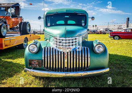 Daytona Beach, FL - 27 novembre 2020 : Suburban CARRYALL 1941 de Chevrolet à un salon de voiture local. Banque D'Images