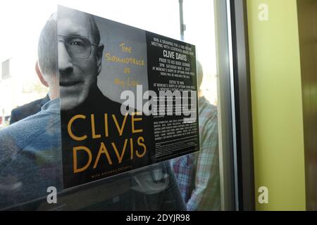 Clive Davis a visité la franchise de yogourt Menchie's Park Ridge de Stenges à Chicago, il, États-Unis le samedi 4 mai 2013. La légende musicale, qui a guidé les carrières d'Aretha Franlin, Alicia Keys, Whitney Houston et Jis Joplin, s'est arrêtée et a signé des copies de sa nouvelle biographie, « The Soundtrack of My Life ». Menchie's a également organisé un tirage au sort dans lequel deux gagnants ont été choisis pour une rencontre en tête-à-tête avec Davis. Alors que Kim Schaefer, chanteur et compositeur de 23 ans, se produit pour Davis, Brian P. Kerwin, avocat et musicien aspirant, a utilisé son temps pour parler avec Davis. Photo de Cindy Barrymore/ABACAPRESS.C. Banque D'Images