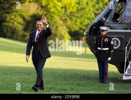 LE président AMÉRICAIN Barack Obama se fait une vague devant les invités de la première dame Michelle Obama sur le balcon Truman lorsqu'il revient à la Maison Blanche après ses sommets au Mexique et au Costa Rica à Washington, DC, USA, le 04 mai 2013. Photo de Mike Theiler/Pool/ABACAPRESS.COM Banque D'Images