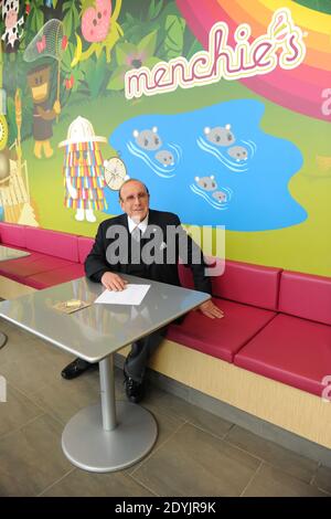 Clive Davis a visité la franchise de yogourt Menchie's Park Ridge de Stenges à Chicago, il, États-Unis le samedi 4 mai 2013. La légende musicale, qui a guidé les carrières d'Aretha Franlin, Alicia Keys, Whitney Houston et Jis Joplin, s'est arrêtée et a signé des copies de sa nouvelle biographie, « The Soundtrack of My Life ». Menchie's a également organisé un tirage au sort dans lequel deux gagnants ont été choisis pour une rencontre en tête-à-tête avec Davis. Alors que Kim Schaefer, chanteur et compositeur de 23 ans, se produit pour Davis, Brian P. Kerwin, avocat et musicien aspirant, a utilisé son temps pour parler avec Davis. Photo de Cindy Barrymore/ABACAPRESS.C. Banque D'Images