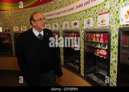 Clive Davis a visité la franchise de yogourt Menchie's Park Ridge de Stenges à Chicago, il, États-Unis le samedi 4 mai 2013. La légende musicale, qui a guidé les carrières d'Aretha Franlin, Alicia Keys, Whitney Houston et Jis Joplin, s'est arrêtée et a signé des copies de sa nouvelle biographie, « The Soundtrack of My Life ». Menchie's a également organisé un tirage au sort dans lequel deux gagnants ont été choisis pour une rencontre en tête-à-tête avec Davis. Alors que Kim Schaefer, chanteur et compositeur de 23 ans, se produit pour Davis, Brian P. Kerwin, avocat et musicien aspirant, a utilisé son temps pour parler avec Davis. Photo de Cindy Barrymore/ABACAPRESS.C. Banque D'Images