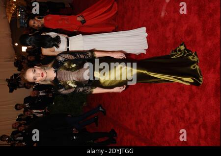 Rosie Huntington-Whiteley participe au gala « Punk: Chaos to Couture » Costume Institute Averement met au Metropolitan Museum of Art de New York City, NY, États-Unis, le 6 mai 2013. Photo de Lionel Hahn/ABACAPRESS.COM Banque D'Images