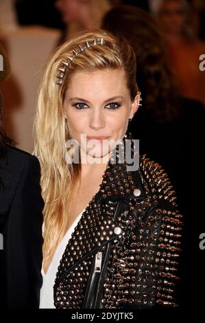 Sienna Miller participe au gala « Punk: Chaos to Couture » Costume Institute Averty met au Metropolitan Museum of Art de New York, NY, États-Unis, le 6 mai 2013. Photo de Lionel Hahn/ABACAPRESS.COM Banque D'Images