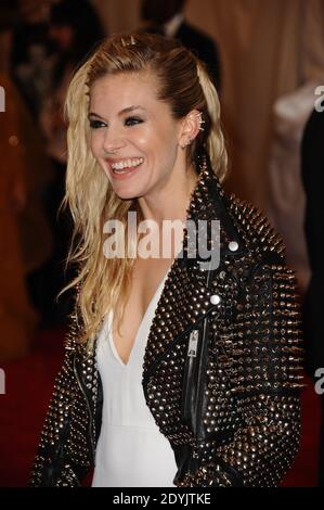 Sienna Miller participe au gala « Punk: Chaos to Couture » Costume Institute Averty met au Metropolitan Museum of Art de New York, NY, États-Unis, le 6 mai 2013. Photo de Lionel Hahn/ABACAPRESS.COM Banque D'Images