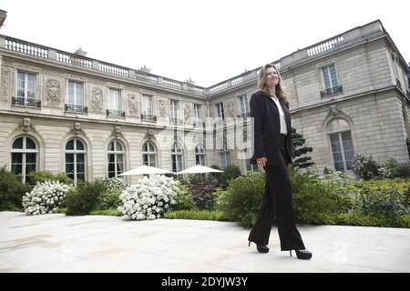 La partenaire de la Présidente française Valérie Trierweiler rencontre la première dame de Pologne Anna Komorowska (invisible) dans les jardins du palais présidentiel de l'Elysée à Paris, en France, le 7 mai 2013. Photo de Denis Allard/Pool/ABACAPRESS.COM Banque D'Images