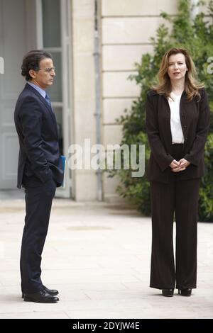 Valérie Trierweiler, partenaire du Président français, accompagnée de Patrick Biancone dans les jardins du palais présidentiel de l'Elysée à Paris, le 7 mai 2013. Photo de Denis Allard/Pool/ABACAPRESS.COM Banque D'Images