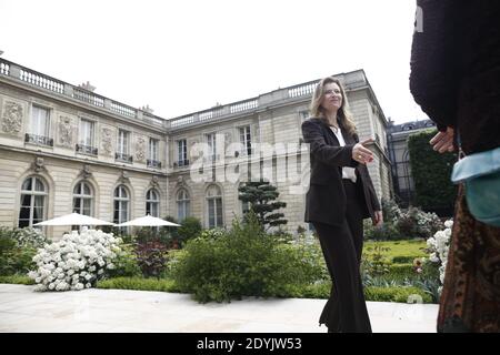 La partenaire de la Présidente française Valérie Trierweiler rencontre la première dame de Pologne Anna Komorowska (invisible) dans les jardins du palais présidentiel de l'Elysée à Paris, en France, le 7 mai 2013. Photo de Denis Allard/Pool/ABACAPRESS.COM Banque D'Images