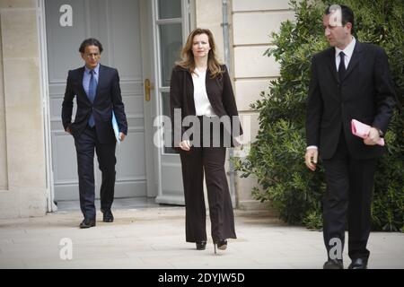 Valérie Trierweiler, partenaire du Président français, accompagnée de Patrick Biancone dans les jardins du palais présidentiel de l'Elysée à Paris, le 7 mai 2013. Photo de Denis Allard/Pool/ABACAPRESS.COM Banque D'Images