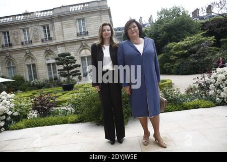 La partenaire de la Présidente française Valérie Trierweiler pose avec la première Dame de Pologne Anna Komorowska dans les jardins du palais présidentiel de l'Elysée à Paris, en France, le 7 mai 2013. Photo de Denis Allard/Pool/ABACAPRESS.COM Banque D'Images