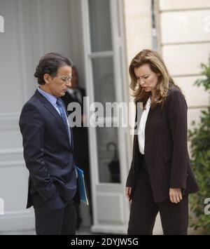 Valérie Trierweiler, partenaire du Président français, accompagnée de Patrick Biancone dans les jardins du palais présidentiel de l'Elysée à Paris, le 7 mai 2013. Photo de Denis Allard/Pool/ABACAPRESS.COM Banque D'Images