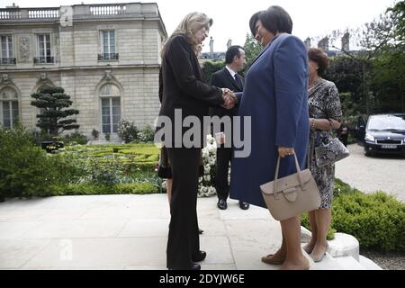 Valerie Trierweiler, partenaire de la Présidente française, se met en présence de la première dame de Pologne, Anna Komorowska, dans les jardins du palais présidentiel de l'Elysée à Paris, en France, le 7 mai 2013. Photo de Denis Allard/Pool/ABACAPRESS.COM Banque D'Images