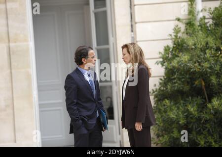 Valérie Trierweiler, partenaire du Président français, accompagnée de Patrick Biancone dans les jardins du palais présidentiel de l'Elysée à Paris, le 7 mai 2013. Photo de Denis Allard/Pool/ABACAPRESS.COM Banque D'Images