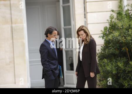 Valérie Trierweiler, partenaire du Président français, accompagnée de Patrick Biancone dans les jardins du palais présidentiel de l'Elysée à Paris, le 7 mai 2013. Photo de Denis Allard/Pool/ABACAPRESS.COM Banque D'Images