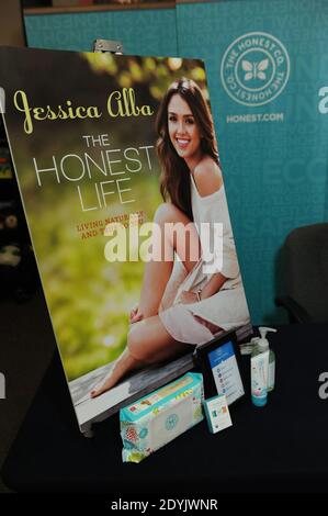 Jessica Alba signe des copies de son nouveau livre, « The Honest Life: Living Naturally and True to You », à la librairie Anderson à Naperville, Illinois, États-Unis, le 08 mai 2013. Photo de Cindy Barrymore/ABACAPRESS.COM Banque D'Images