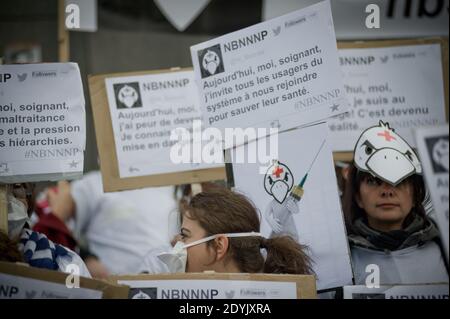 Environ 150 infirmières et infirmiers français rejoints par des étudiants ont pris la rue pour une manifestation appelée par Facebook collective 'ni bonnes, ni Nonnes, ni Pigeonnes ('ni Maid, ni Nuns, Ni Pigeons') de demander un réexamen de leurs conditions de travail et d'augmenter la sensibilisation des patients aux risques dus au manque de personnel et de moyens, à Paris, France, le 12 mai 2013. Photo de Nicolas Messyasz/ABACAPRESS.COM Banque D'Images