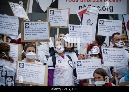 Environ 150 infirmières et infirmiers français rejoints par des étudiants ont pris la rue pour une manifestation appelée par Facebook collective 'ni bonnes, ni Nonnes, ni Pigeonnes ('ni Maid, ni Nuns, Ni Pigeons') de demander un réexamen de leurs conditions de travail et d'augmenter la sensibilisation des patients aux risques dus au manque de personnel et de moyens, à Paris, France, le 12 mai 2013. Photo de Nicolas Messyasz/ABACAPRESS.COM Banque D'Images