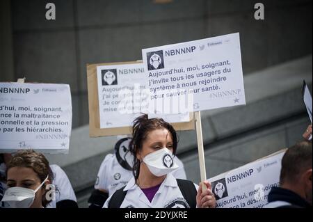 Environ 150 infirmières et infirmiers français rejoints par des étudiants ont pris la rue pour une manifestation appelée par Facebook collective 'ni bonnes, ni Nonnes, ni Pigeonnes ('ni Maid, ni Nuns, Ni Pigeons') de demander un réexamen de leurs conditions de travail et d'augmenter la sensibilisation des patients aux risques dus au manque de personnel et de moyens, à Paris, France, le 12 mai 2013. Photo de Nicolas Messyasz/ABACAPRESS.COM Banque D'Images