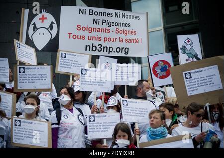 Environ 150 infirmières et infirmiers français rejoints par des étudiants ont pris la rue pour une manifestation appelée par Facebook collective 'ni bonnes, ni Nonnes, ni Pigeonnes ('ni Maid, ni Nuns, Ni Pigeons') de demander un réexamen de leurs conditions de travail et d'augmenter la sensibilisation des patients aux risques dus au manque de personnel et de moyens, à Paris, France, le 12 mai 2013. Photo de Nicolas Messyasz/ABACAPRESS.COM Banque D'Images