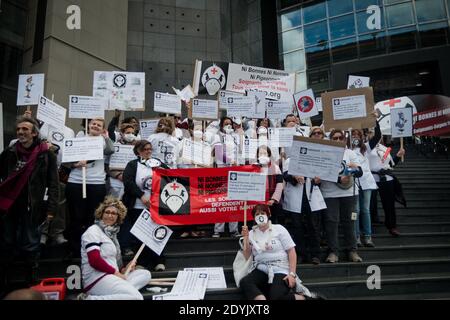 Environ 150 infirmières et infirmiers français rejoints par des étudiants ont pris la rue pour une manifestation appelée par Facebook collective 'ni bonnes, ni Nonnes, ni Pigeonnes ('ni Maid, ni Nuns, Ni Pigeons') de demander un réexamen de leurs conditions de travail et d'augmenter la sensibilisation des patients aux risques dus au manque de personnel et de moyens, à Paris, France, le 12 mai 2013. Photo de Nicolas Messyasz/ABACAPRESS.COM Banque D'Images