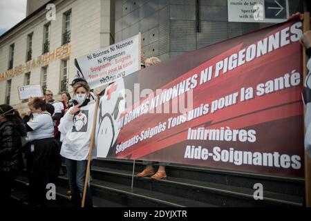 Environ 150 infirmières et infirmiers français rejoints par des étudiants ont pris la rue pour une manifestation appelée par Facebook collective 'ni bonnes, ni Nonnes, ni Pigeonnes ('ni Maid, ni Nuns, Ni Pigeons') de demander un réexamen de leurs conditions de travail et d'augmenter la sensibilisation des patients aux risques dus au manque de personnel et de moyens, à Paris, France, le 12 mai 2013. Photo de Nicolas Messyasz/ABACAPRESS.COM Banque D'Images