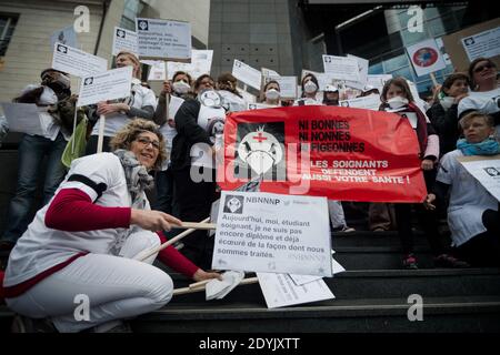 Environ 150 infirmières et infirmiers français rejoints par des étudiants ont pris la rue pour une manifestation appelée par Facebook collective 'ni bonnes, ni Nonnes, ni Pigeonnes ('ni Maid, ni Nuns, Ni Pigeons') de demander un réexamen de leurs conditions de travail et d'augmenter la sensibilisation des patients aux risques dus au manque de personnel et de moyens, à Paris, France, le 12 mai 2013. Photo de Nicolas Messyasz/ABACAPRESS.COM Banque D'Images