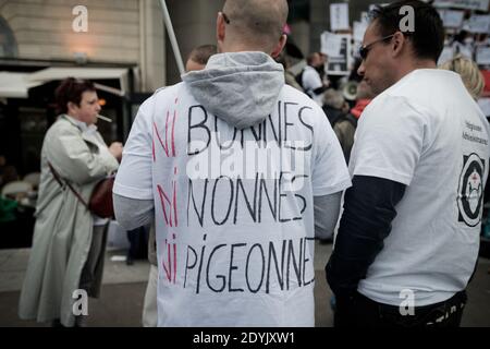 Environ 150 infirmières et infirmiers français rejoints par des étudiants ont pris la rue pour une manifestation appelée par Facebook collective 'ni bonnes, ni Nonnes, ni Pigeonnes ('ni Maid, ni Nuns, Ni Pigeons') de demander un réexamen de leurs conditions de travail et d'augmenter la sensibilisation des patients aux risques dus au manque de personnel et de moyens, à Paris, France, le 12 mai 2013. Photo de Nicolas Messyasz/ABACAPRESS.COM Banque D'Images