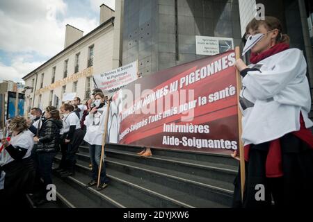 Environ 150 infirmières et infirmiers français rejoints par des étudiants ont pris la rue pour une manifestation appelée par Facebook collective 'ni bonnes, ni Nonnes, ni Pigeonnes ('ni Maid, ni Nuns, Ni Pigeons') de demander un réexamen de leurs conditions de travail et d'augmenter la sensibilisation des patients aux risques dus au manque de personnel et de moyens, à Paris, France, le 12 mai 2013. Photo de Nicolas Messyasz/ABACAPRESS.COM Banque D'Images