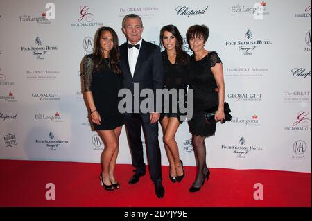 Karine Ferri, le père de Gregory Lemarchal, Pierre, la mère Laurence et la sœur Leslie assistant au 4e Gala mondial des cadeaux au profit de la Fondation Eva Longoria, qui s'est tenu à l'hôtel George V à Paris, en France, le 13 mai 2013. Photo de Nicolas Genin/ABACAPRESS.COM Banque D'Images