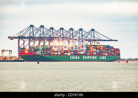 China Shipping Line bateau à conteneurs amarré au port de Felixstowe, Royaume-Uni Banque D'Images