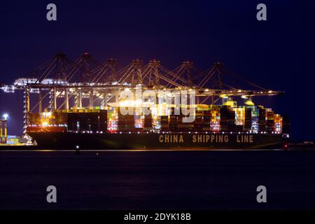China Shipping Line bateau à conteneurs amarré au port de Felixstowe, Royaume-Uni Banque D'Images