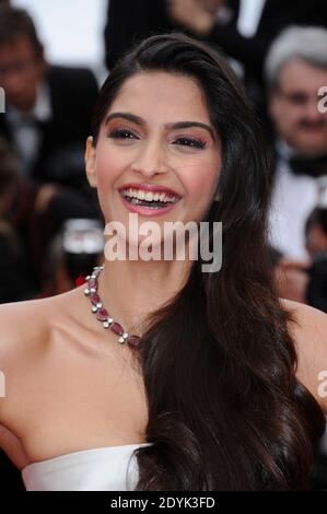 Sonam Kapoor arrive à la projection du film "Jeune et Jolie", réalisé par François Ozon, qui s'est tenu au Palais des Festivals dans le cadre du 66e festival de Cannes, le 16 mai 2013. Photo d'Aurore Marechal/ABACAPRESS.COM Banque D'Images