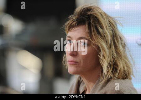 Valeria Bruni-Tedeschi apparaissant sur Canal + TV le Grand Journal lors du 66e Festival de Cannes, France, le 21 mai 2013. Photo d'Alban Wyters/ABACAPRESS.COM Banque D'Images