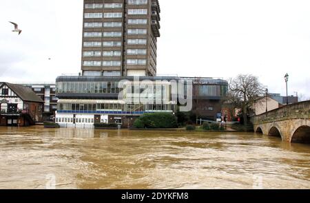 L'hôtel Mercouse dans le centre de la ville a ses défenses d'eau dans placeWidesSpread inondations à Bedford et les villages environnants, où la rivière Great Ouse a fait éclater ses rives. De graves avertissements d'inondation ont été émis pour les zones le long de la Great Ouse de la rivière par l'Agence britannique pour l'environnement et les résidents vivant près de la rivière ont été « fortement encouragés » à chercher un autre logement en raison de la crainte des inondations. Banque D'Images