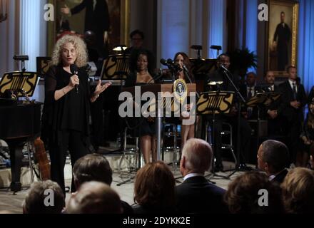 Le président américain Barack Obama décerne à la chanteuse-compositrice Carole King le prix Gershwin de la chanson populaire de la Bibliothèque du Congrès 2013 lors d'un concert à la Maison Blanche à Washington, DC, le 22 mai 2013. Photo de Yuri Gripas/Pool/ABACAPRESS.COM Banque D'Images