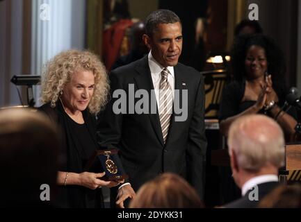 Le président américain Barack Obama décerne à la chanteuse-compositrice Carole King le prix Gershwin de la chanson populaire de la Bibliothèque du Congrès 2013 lors d'un concert à la Maison Blanche à Washington, DC, le 22 mai 2013. Photo de Yuri Gripas/Pool/ABACAPRESS.COM Banque D'Images