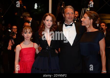 Melusine Mayance, Roxane Duran et Mads Mikkelsen avec l'épouse Hanne Jacobsen, projection au Palais des Festivals de Cannes, France, le 24 mai 2013, dans le cadre du 66e Festival de Cannes. Photo de Nicolas Briquet/ABACAPRESS.COM Banque D'Images