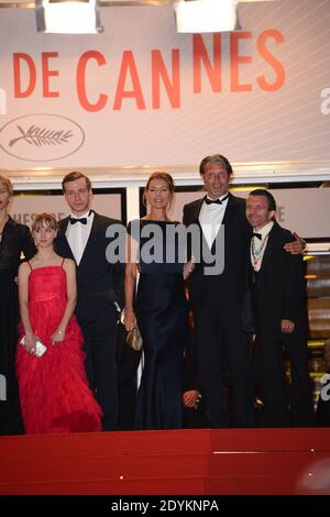 Melusine Mayance, Roxane Duran, Mads Mikkelsen avec sa femme Hanne Jacobsen, Denis Lavant, Amira Casar arrivant pour la projection de Michael Kohlhaas au Palais des Festivals de Cannes, France, le 24 mai 2013, dans le cadre du 66e Festival de Cannes. Photo de Nicolas Briquet/ABACAPRESS.COM Banque D'Images