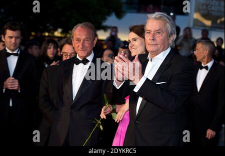 Alain Delon, ministre de la Culture Aurelie Filippetti et le maire de Paris Bertrand Delanoe arrivent pour rendre hommage à Alain Delon et à la projection "les seuls amoureux laissés en vie" qui s'est tenue au Palais des Festivals de Cannes, le 25 mai 2013, dans le cadre du 66e Festival de Cannes. Photo de Lionel Hahn/ABACAPRESS.COM Banque D'Images