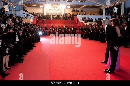 Alain Delon, ministre de la Culture Aurelie Filippetti et le maire de Paris Bertrand Delanoe arrivent pour rendre hommage à Alain Delon et à la projection "les seuls amoureux laissés en vie" qui s'est tenue au Palais des Festivals de Cannes, le 25 mai 2013, dans le cadre du 66e Festival de Cannes. Photo de Lionel Hahn/ABACAPRESS.COM Banque D'Images