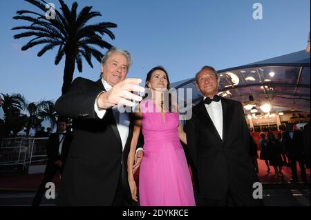 Alain Delon, ministre de la Culture Aurelie Filippetti et le maire de Paris Bertrand Delanoe arrivent pour rendre hommage à Alain Delon et à la projection "les seuls amoureux laissés en vie" qui s'est tenue au Palais des Festivals de Cannes, le 25 mai 2013, dans le cadre du 66e Festival de Cannes. Photo de Lionel Hahn/ABACAPRESS.COM Banque D'Images