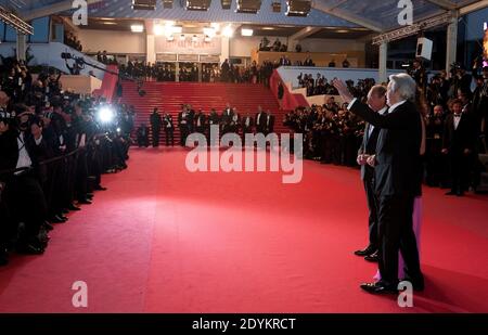 Alain Delon, ministre de la Culture Aurelie Filippetti et le maire de Paris Bertrand Delanoe arrivent pour rendre hommage à Alain Delon et à la projection "les seuls amoureux laissés en vie" qui s'est tenue au Palais des Festivals de Cannes, le 25 mai 2013, dans le cadre du 66e Festival de Cannes. Photo de Lionel Hahn/ABACAPRESS.COM Banque D'Images