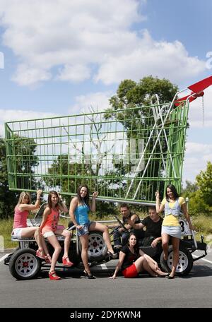 Exclusif - l'artiste français Joel Tessier Jojo bulle aka 'Crazy Mechanic' repart sur la route avec sa nouvelle création: Une voiture de supermarché de caddy géant, pour attraper les jolies filles dans les rues de son village de Cubnezais, au sud de la France, le 26 mai 2013. Construit sur une base de dragster avec un moteur V8 Rover. Il peut atteindre 90 km/h, pèse plus de 2,5 tonnes pour une longueur de 5 mètres. Jojo bulle a été élu le français le plus extraordinaire (le français le plus extraordinaire) de la série télévisée française. Photo de Patrick Bernard/ABACAPRESS.COM Banque D'Images