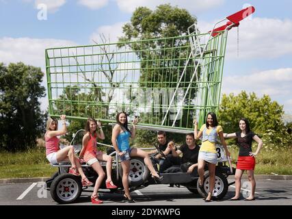 Exclusif - l'artiste français Joel Tessier Jojo bulle aka 'Crazy Mechanic' repart sur la route avec sa nouvelle création: Une voiture de supermarché de caddy géant, pour attraper les jolies filles dans les rues de son village de Cubnezais, au sud de la France, le 26 mai 2013. Construit sur une base de dragster avec un moteur V8 Rover. Il peut atteindre 90 km/h, pèse plus de 2,5 tonnes pour une longueur de 5 mètres. Jojo bulle a été élu le français le plus extraordinaire (le français le plus extraordinaire) de la série télévisée française. Photo de Patrick Bernard/ABACAPRESS.COM Banque D'Images