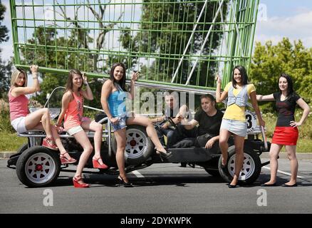 Exclusif - l'artiste français Joel Tessier Jojo bulle aka 'Crazy Mechanic' repart sur la route avec sa nouvelle création: Une voiture de supermarché de caddy géant, pour attraper les jolies filles dans les rues de son village de Cubnezais, au sud de la France, le 26 mai 2013. Construit sur une base de dragster avec un moteur V8 Rover. Il peut atteindre 90 km/h, pèse plus de 2,5 tonnes pour une longueur de 5 mètres. Jojo bulle a été élu le français le plus extraordinaire (le français le plus extraordinaire) de la série télévisée française. Photo de Patrick Bernard/ABACAPRESS.COM Banque D'Images