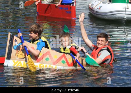 'CA Carton a Douarnenez', 80 bateaux ont surpassé ce week-end à Douarnenez, France, le dimanche 26 mai 2013. First World Regatta fabriqué uniquement avec du carton, du ruban d'emballage et de la peinture. Photo de Pasco/ABACAPRESS.COM Banque D'Images