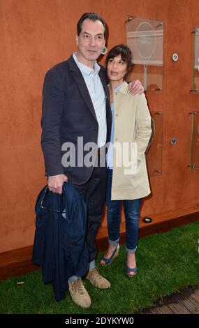 Samuel Labarthe et Helene Medigue s'arrêtent près du Village, le quartier VIP de l'Open de tennis français 2013 à l'arène Roland Garros de Paris, France le 29 mai 2013, photo de Jeremy Charriau/ABACAPRESS.COM Banque D'Images