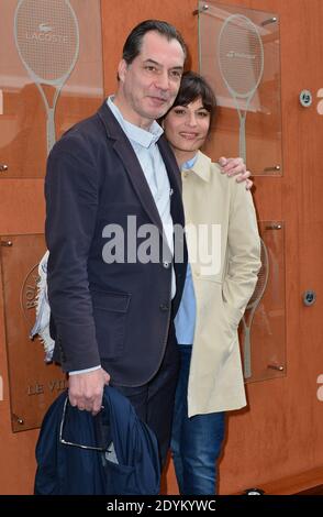 Samuel Labarthe et Helene Medigue s'arrêtent près du Village, le quartier VIP de l'Open de tennis français 2013 à l'arène Roland Garros de Paris, France le 29 mai 2013, photo de Jeremy Charriau/ABACAPRESS.COM Banque D'Images