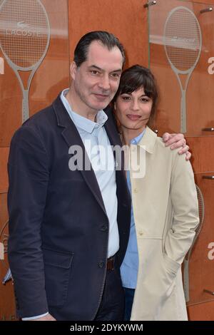 Samuel Labarthe et Helene Medigue s'arrêtent près du Village, le quartier VIP de l'Open de tennis français 2013 à l'arène Roland Garros de Paris, France le 29 mai 2013, photo de Jeremy Charriau/ABACAPRESS.COM Banque D'Images