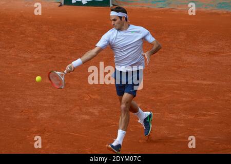 Roger Federer, Suisse, joue le deuxième tour de l'Open de tennis français 2013 au stade Roland-Garros, Paris, France, le 29 mai 2013. Photo de Henri Szwarc/ABACAPRESS.COM Banque D'Images